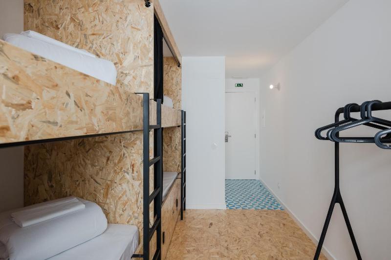 Bed in 4-Bed Mixed Dormitory Room with Private Bathroom image 3