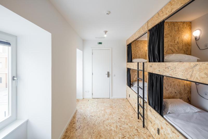 Bed in 4-Bed Mixed Dormitory Room with Shared Bathroom image 4