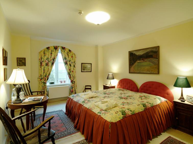 Double Room image 3