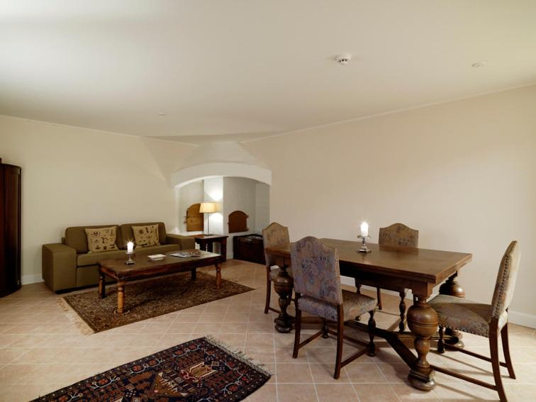 Family Room image 2