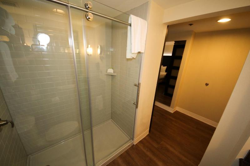 Deluxe Queen Room with Two Queen Beds - Non-Smoking image 3