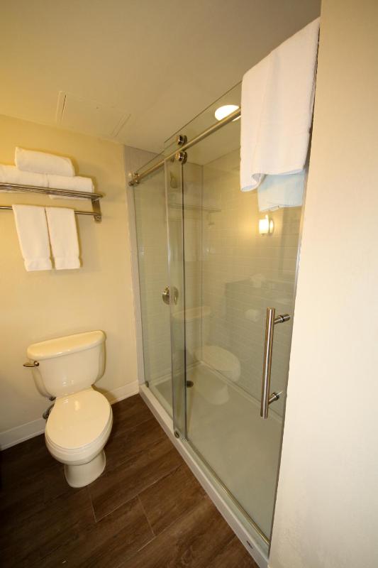 Deluxe Queen Room with Two Queen Beds - Non-Smoking image 4