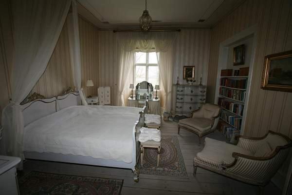 Double Room with Shared Bathroom image 3