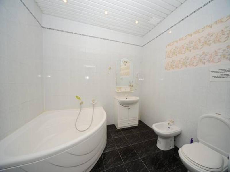 Deluxe Triple Room image 3