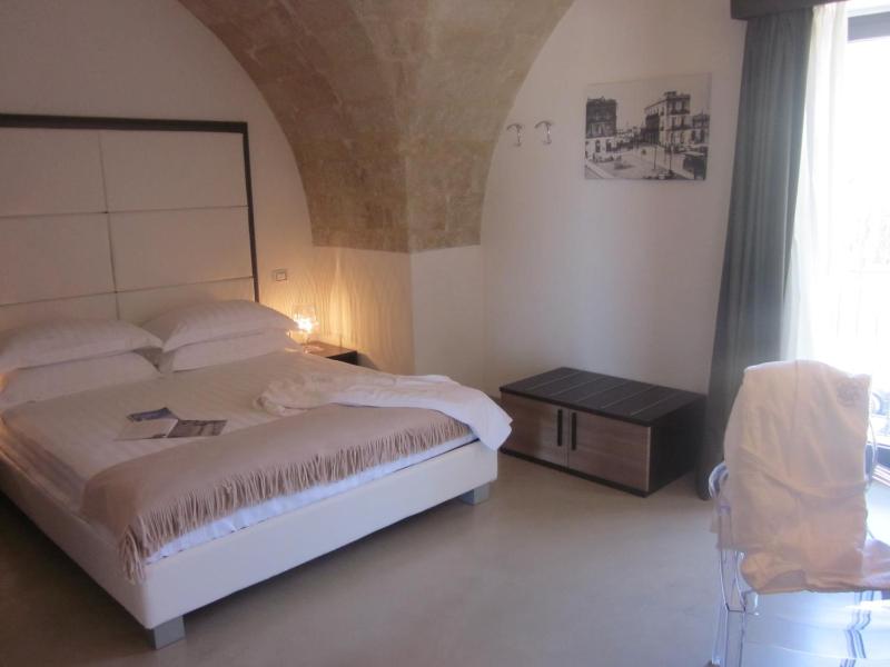 Deluxe Double or Twin Room with City View image 3