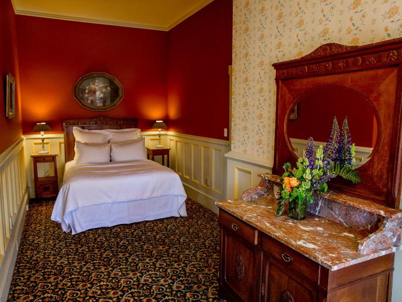 Deluxe Queen Room image 4