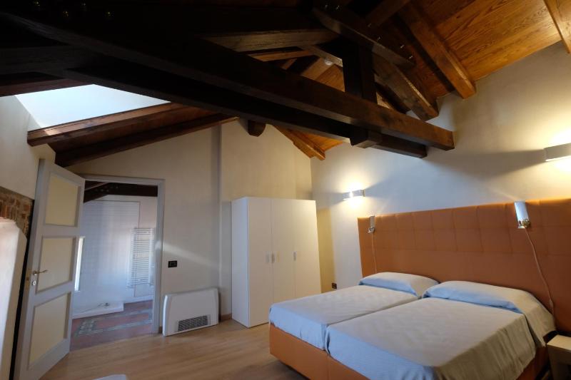 Deluxe Double or Twin Room with City View image 2