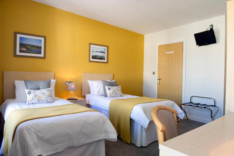 Twin Room image 3