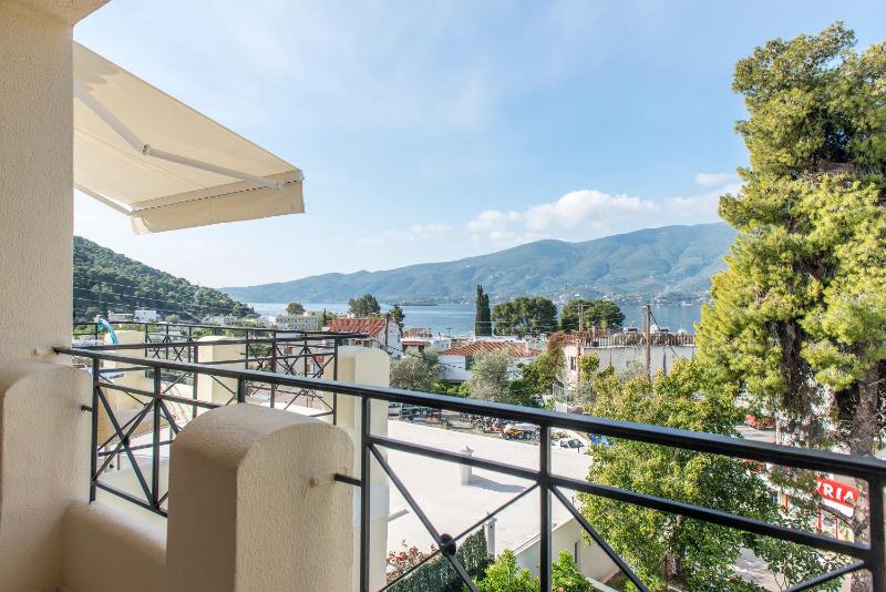 Family Apartment (2 Adults + 2 Children) - Split Level image 3