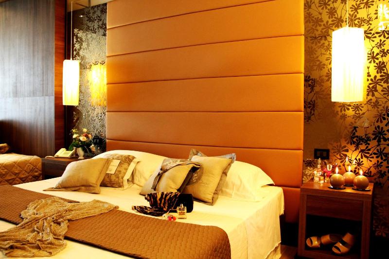 Waldorf Suite Hotel - image 2