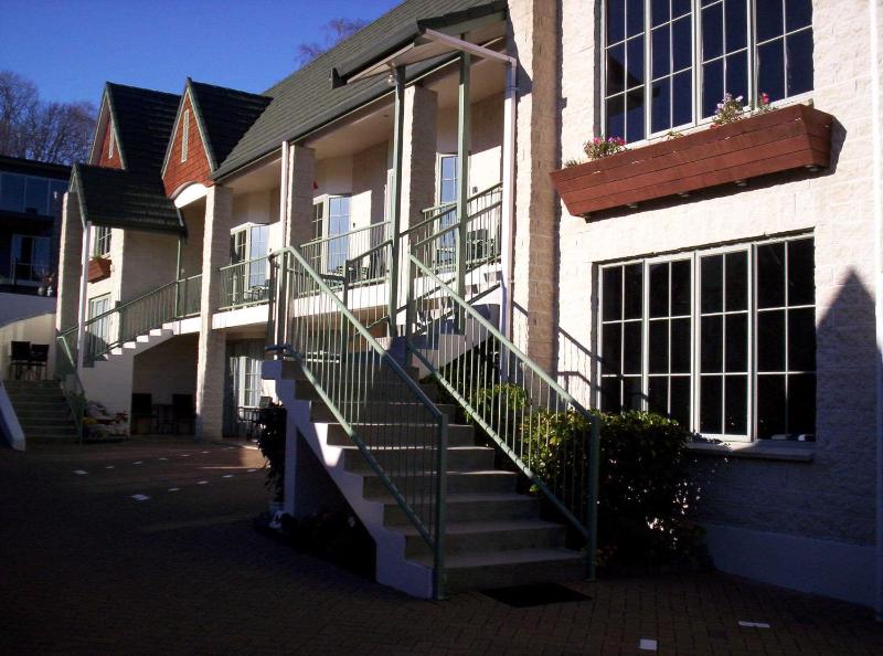 Colonial Lodge Motel - image 5
