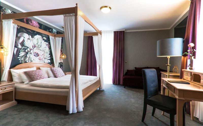 Deluxe Double Room with Balcony image 3