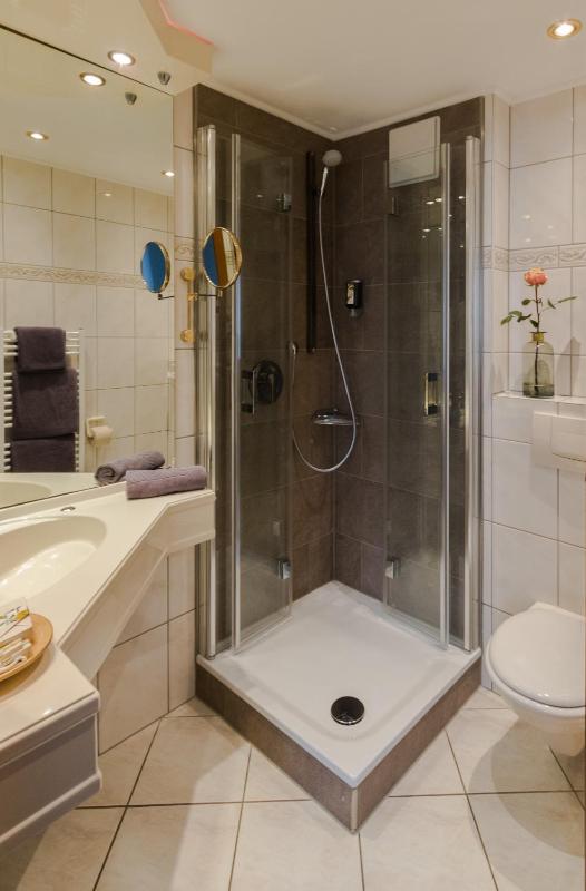 Deluxe Double Room with Balcony image 2