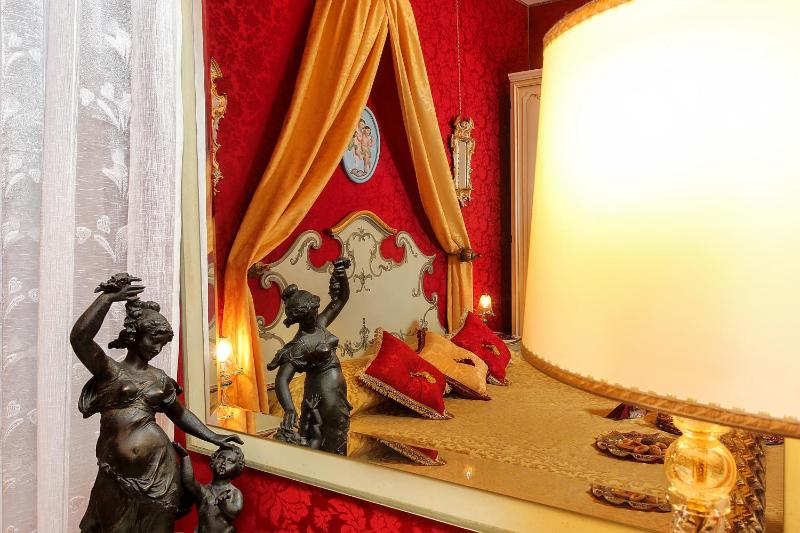 Deluxe Double Room with Canal View image 4