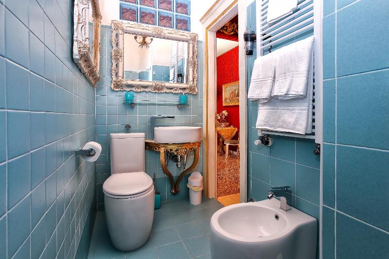 Deluxe Double Room with Canal View image 3