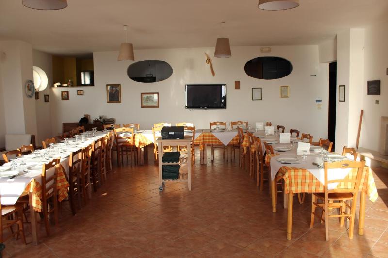 Two-Bedroom Apartment (6 Adults) with Sea View image 3