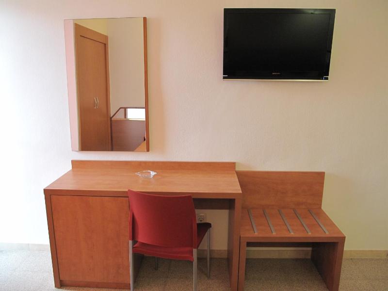Standard Triple Room with Street View image 4