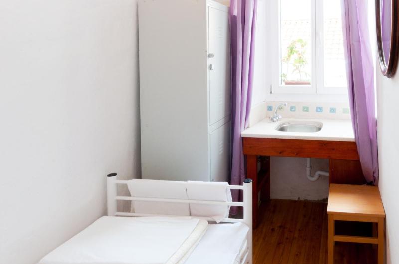 Single Room with Shared Bathroom image 2
