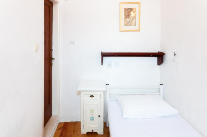 Single Room with Shared Bathroom image 3