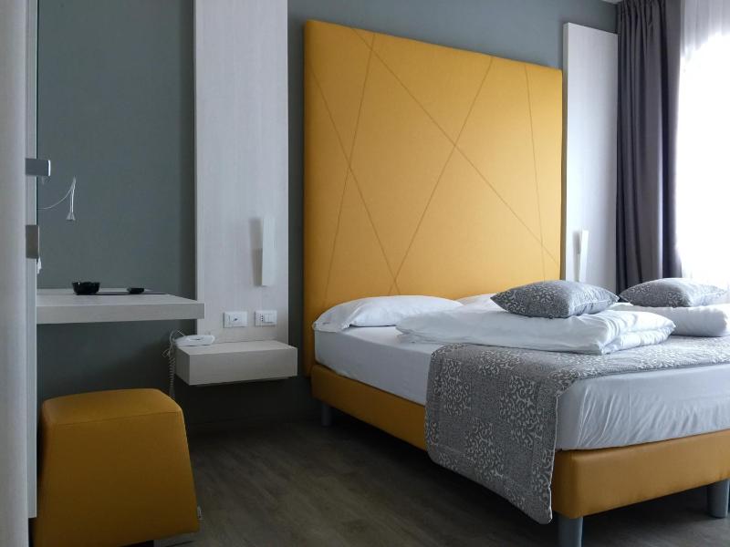 Double Room with Lake View image 3