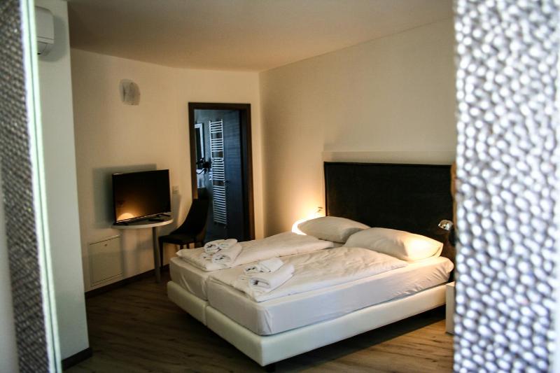 Deluxe Double or Twin Room with Garden View image 3