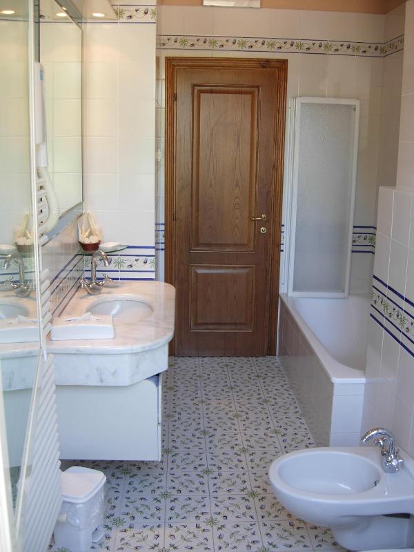 Double Room image 4