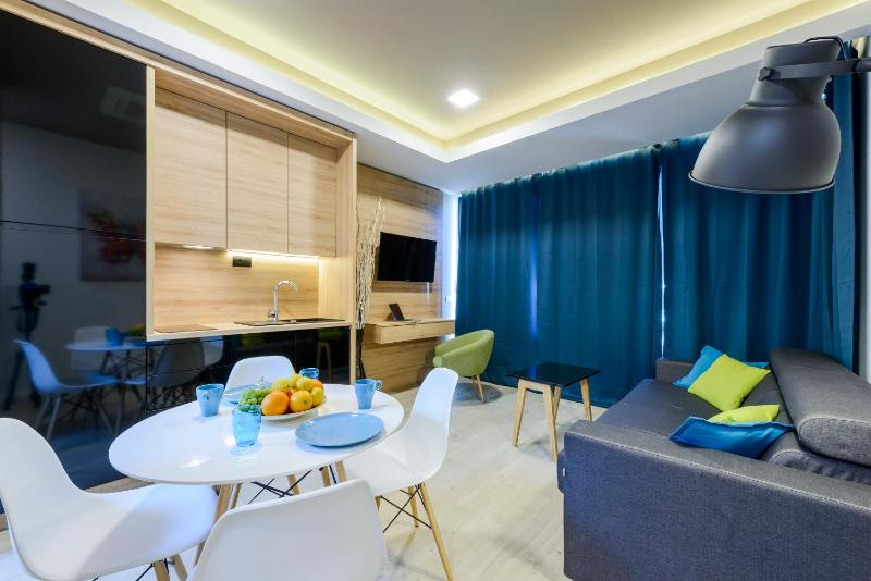 Executive One-Bedroom Apartment with Terrace and Sea View image 4