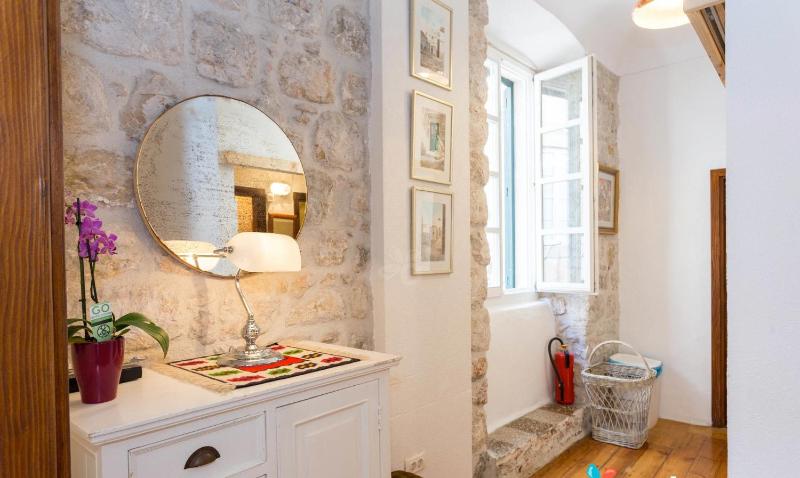 Standard Twin Room with Shared Bathroom image 2