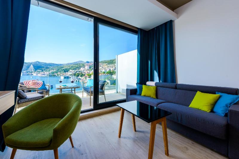Executive One-Bedroom Apartment with Terrace and Sea View image 2