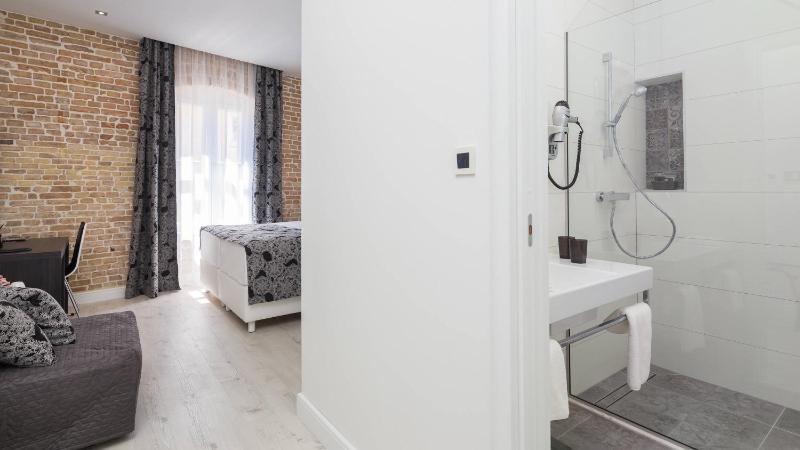 Luxury Twin Room image 3