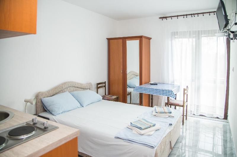 One-Bedroom Apartment image 3