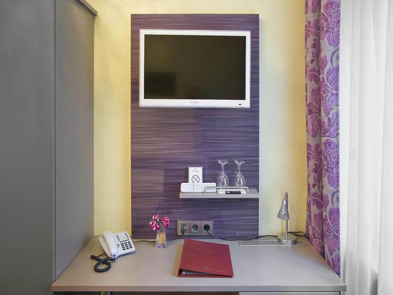 Comfort Double Room - Courtyard or Street View  image 4