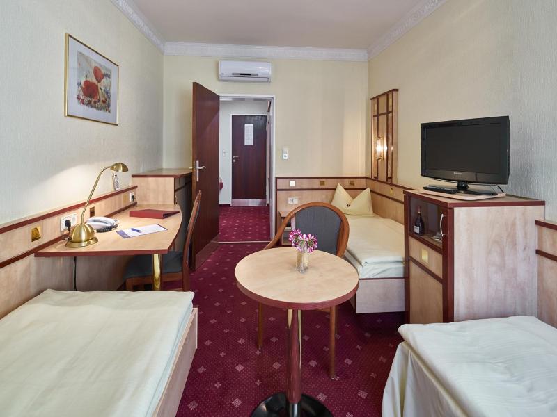 Comfort Triple Room - Courtyard or Street View  image 4