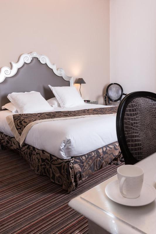 Deluxe Room image 3