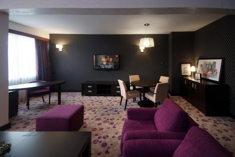 Luxury Suite image 4