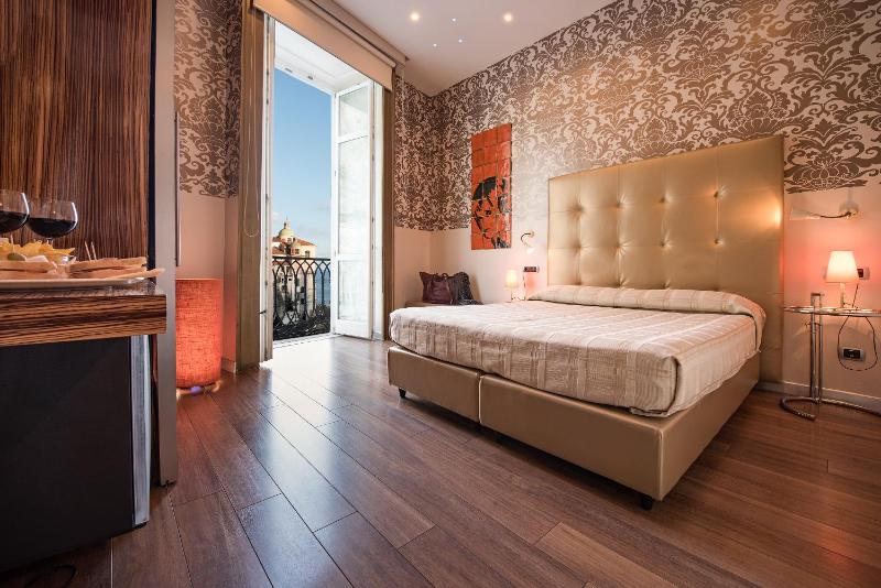 Classic Double Room with Partial Sea View image 3