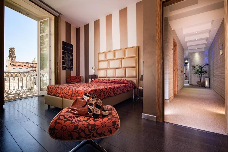 Classic Double Room with Partial Sea View and Spa Bath image 1