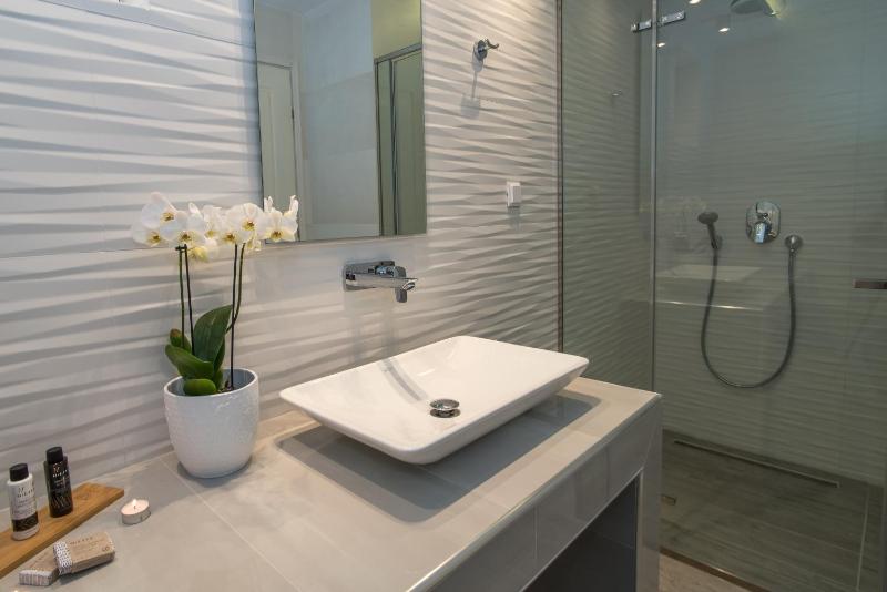 Double Room with Pool View image 3