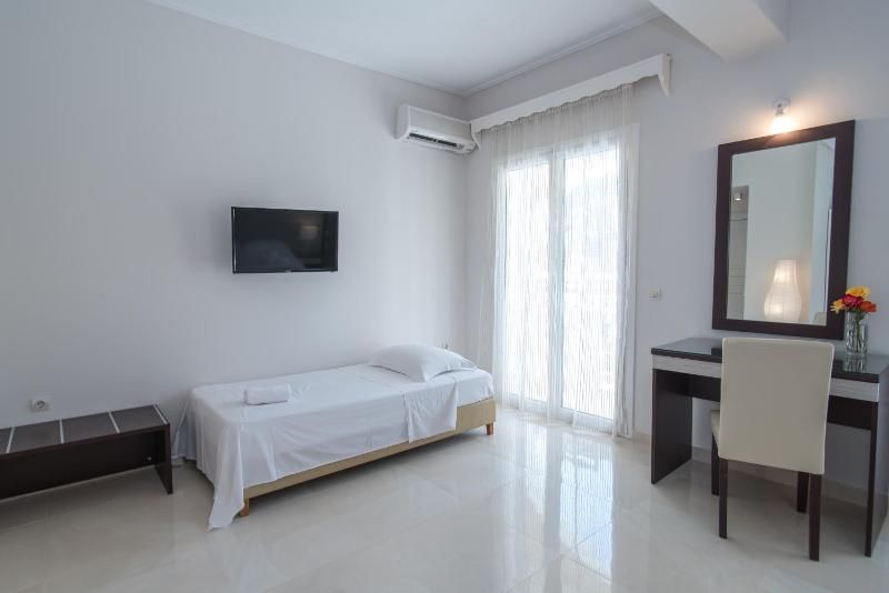 Double Room with Pool View image 2