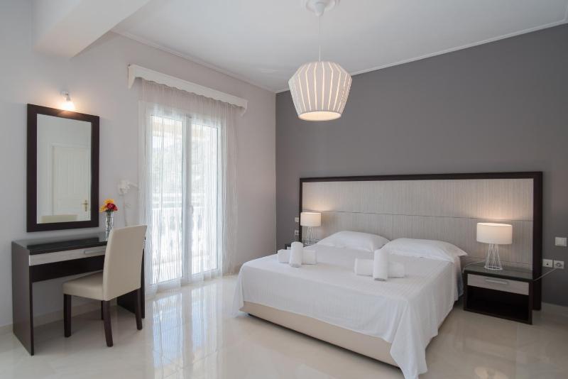 Double Room with Pool View image 4