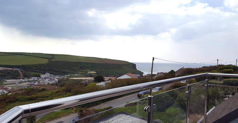 One-Bedroom Apartment with Sea View  - No Dogs image 2