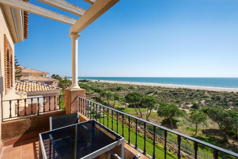 Superior Twin Room with Sea View (2 Adults + 1 Child) image 4