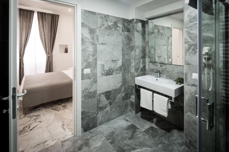 Double or Twin Room with Private Bathroom image 4