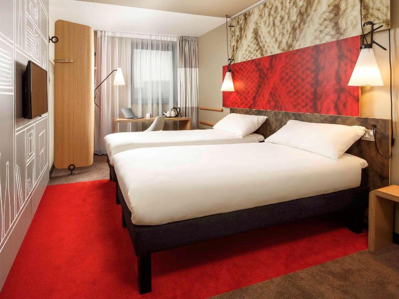 Accessible Twin Room image 2