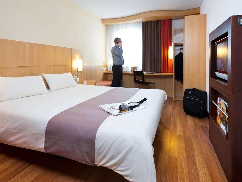 Standard Double or Twin Room image 2