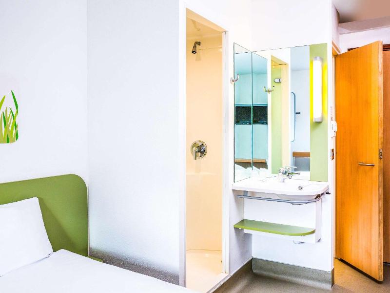 Twin Room (2 Adults) image 2