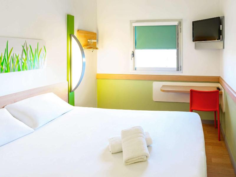 Classic Double Room image 4