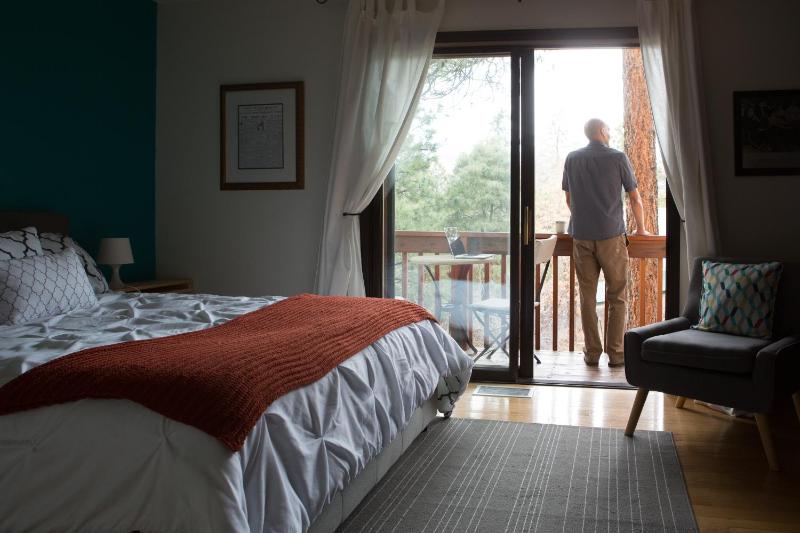 Queen Room with Balcony image 4