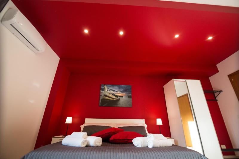 Deluxe Double Room with Balcony image 4