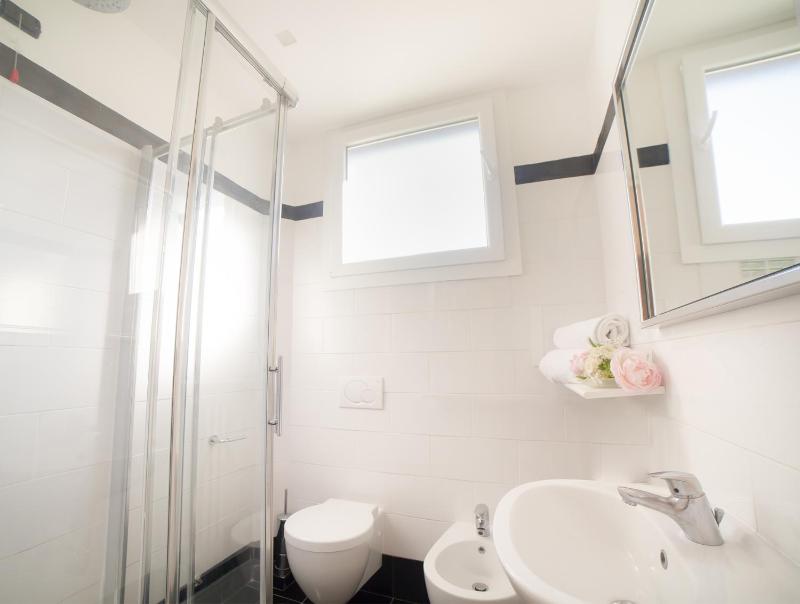 Standard Double Room image 3